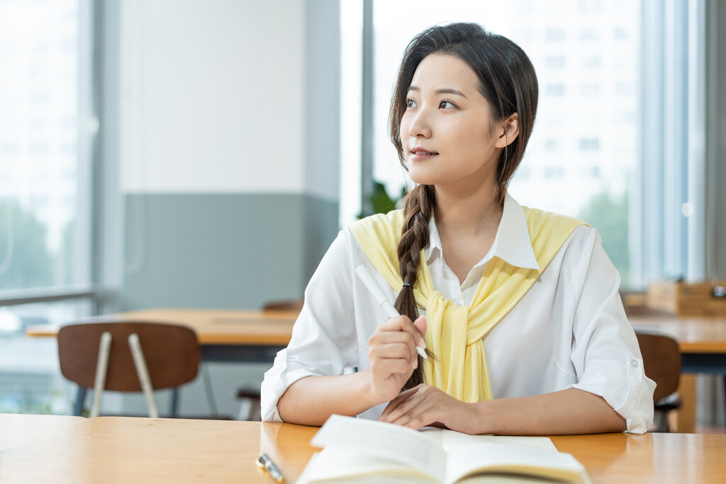 年轻女子在读书图片