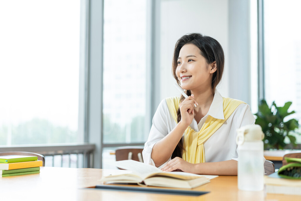 年轻女子在读书图片