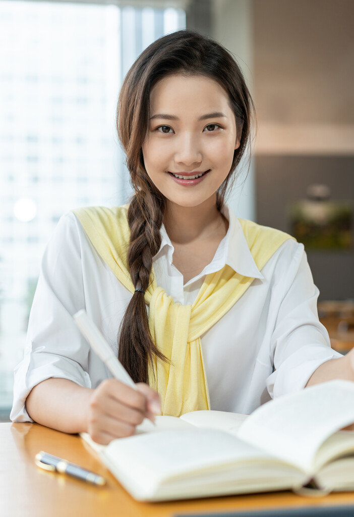 年轻女子在读书图片