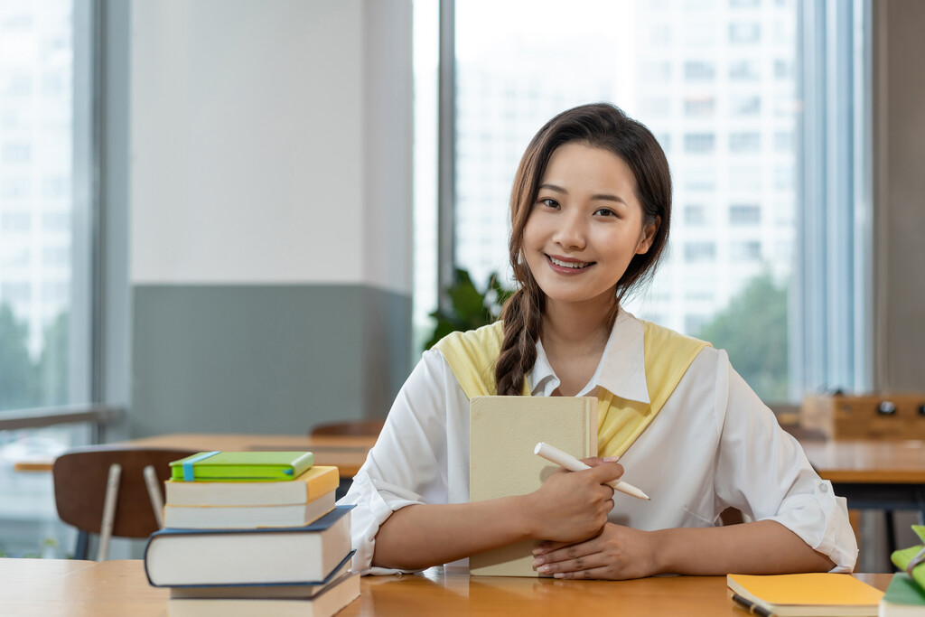 年轻女子在读书