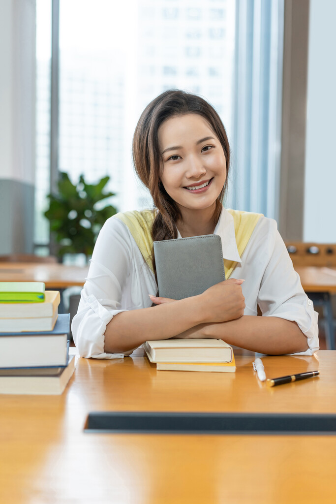 年轻女子在读书