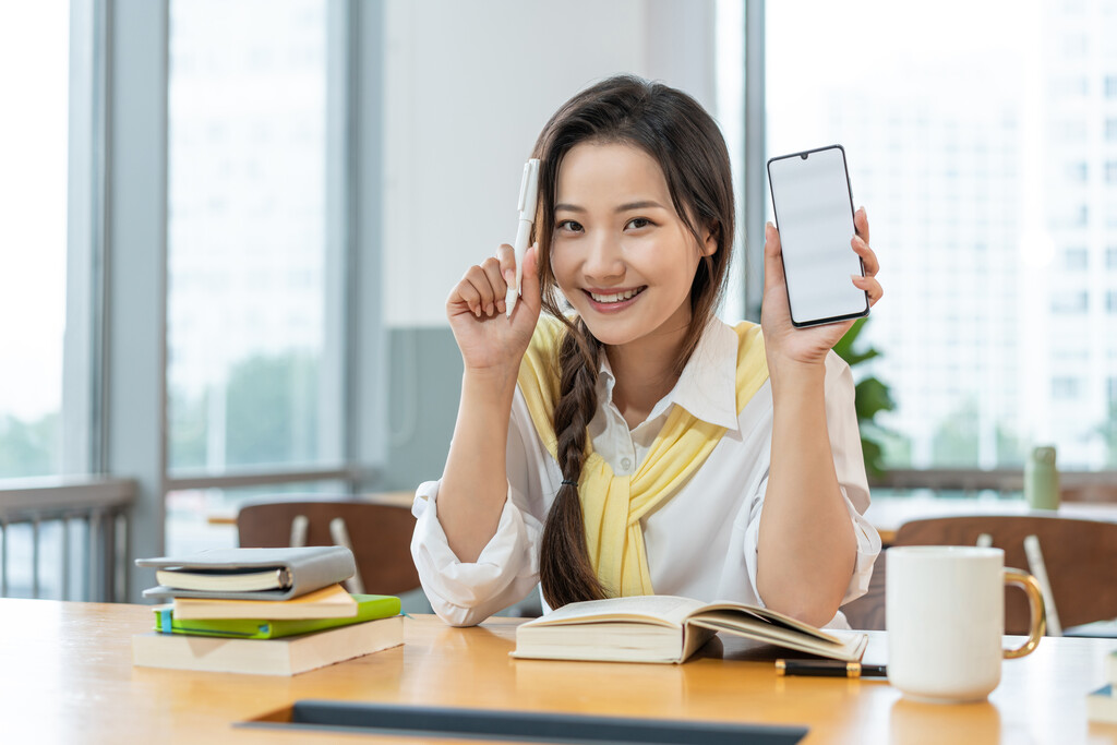 年轻女子在读书图片