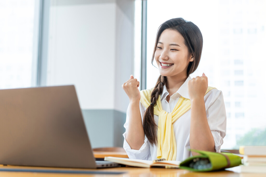 年轻女子使用笔记本电脑