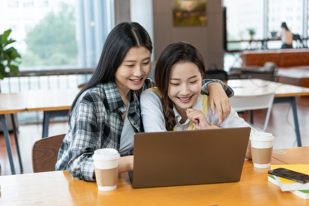 年轻女子使用笔记本电脑图片