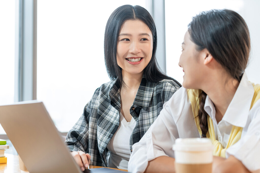 年轻女子使用笔记本电脑