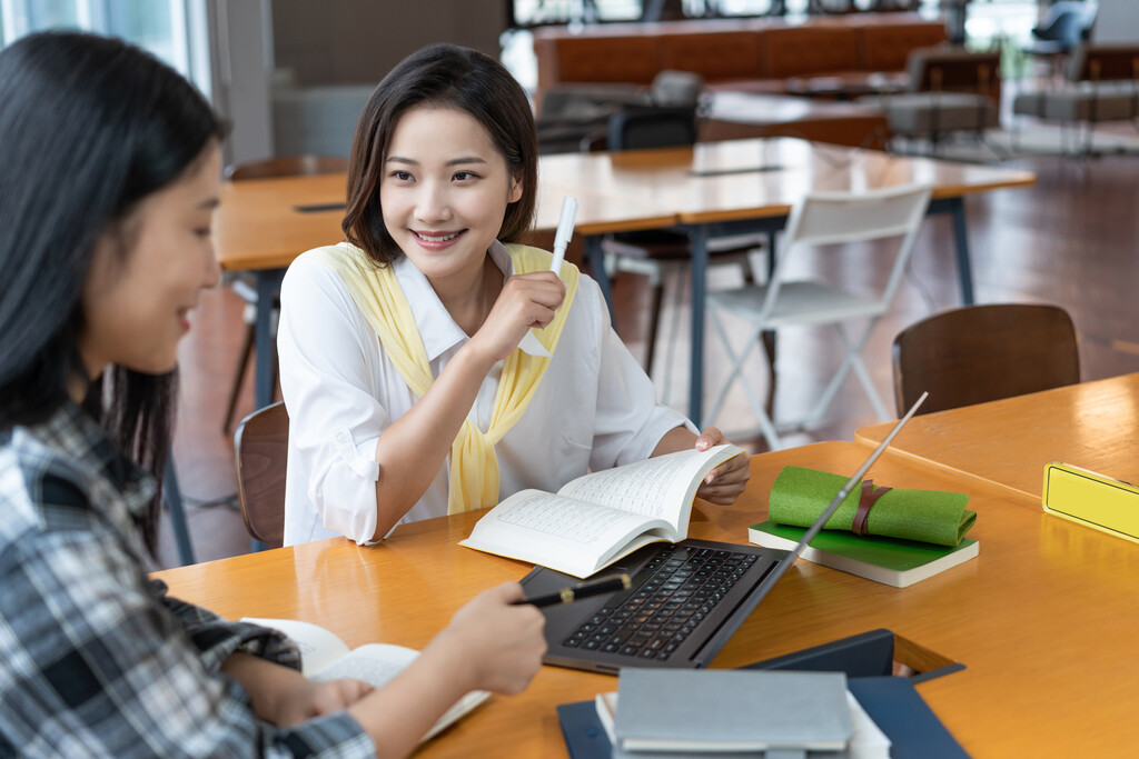 年轻女子在读书图片