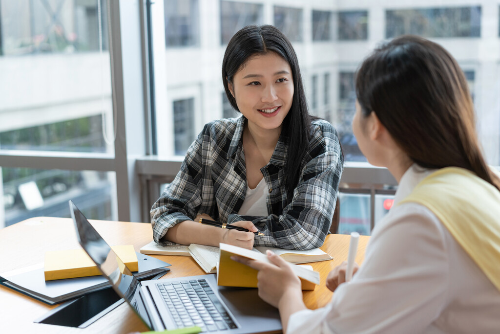 年轻女子在读书