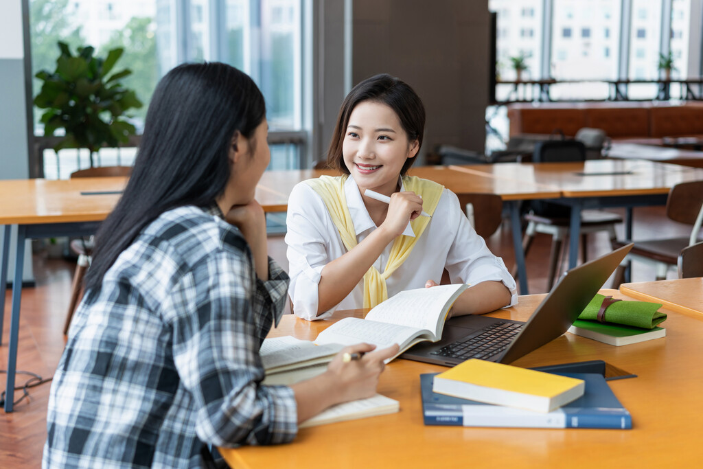 年轻女子在读书