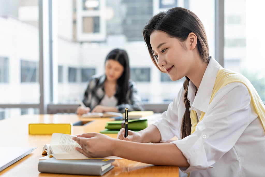 年轻女子在读书图片