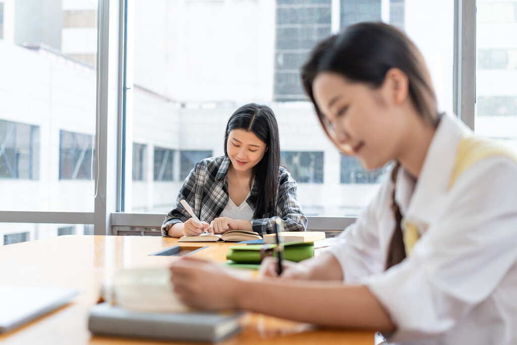 年轻女子在读书图片