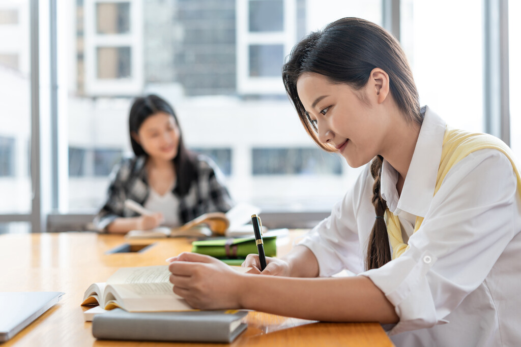 年轻女子在读书