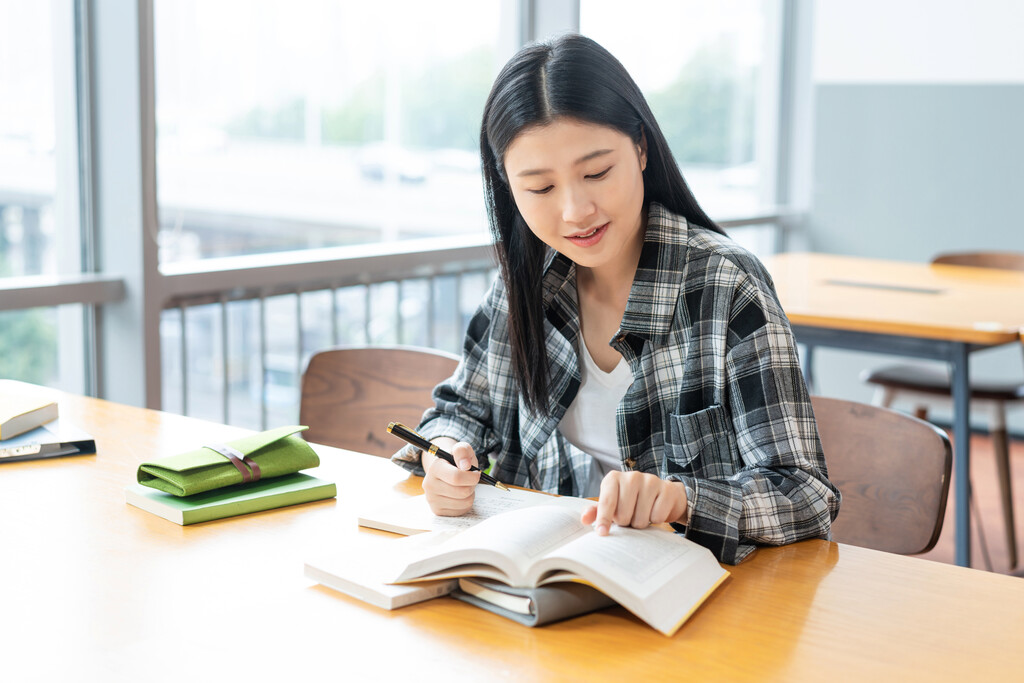 年轻女子在读书图片