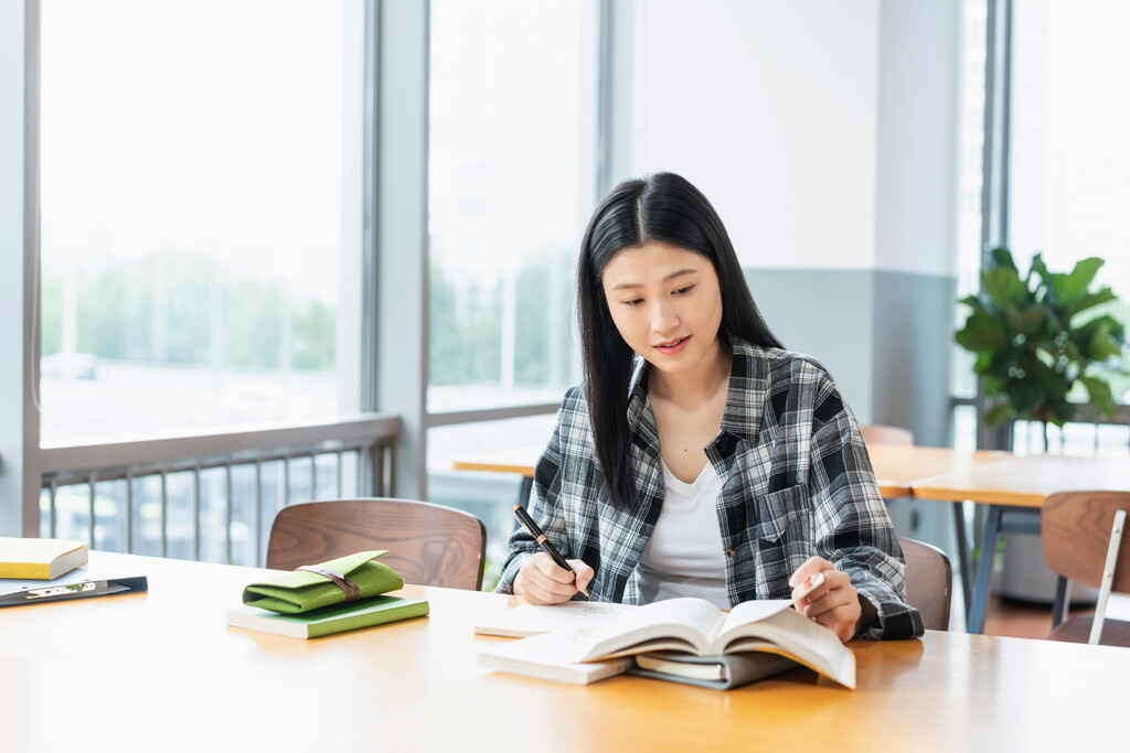 年轻女子在读书图片