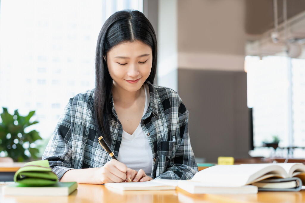 年轻女子在读书