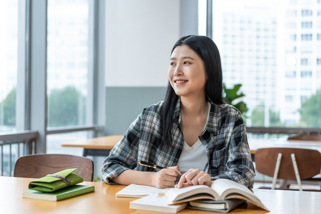 年轻女子在读书图片