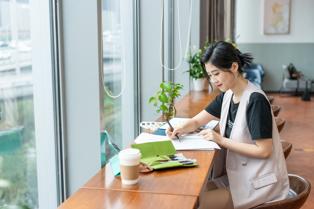 年轻女子设计线稿图片