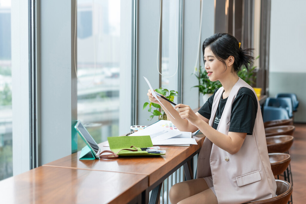 年轻女子设计线稿图片