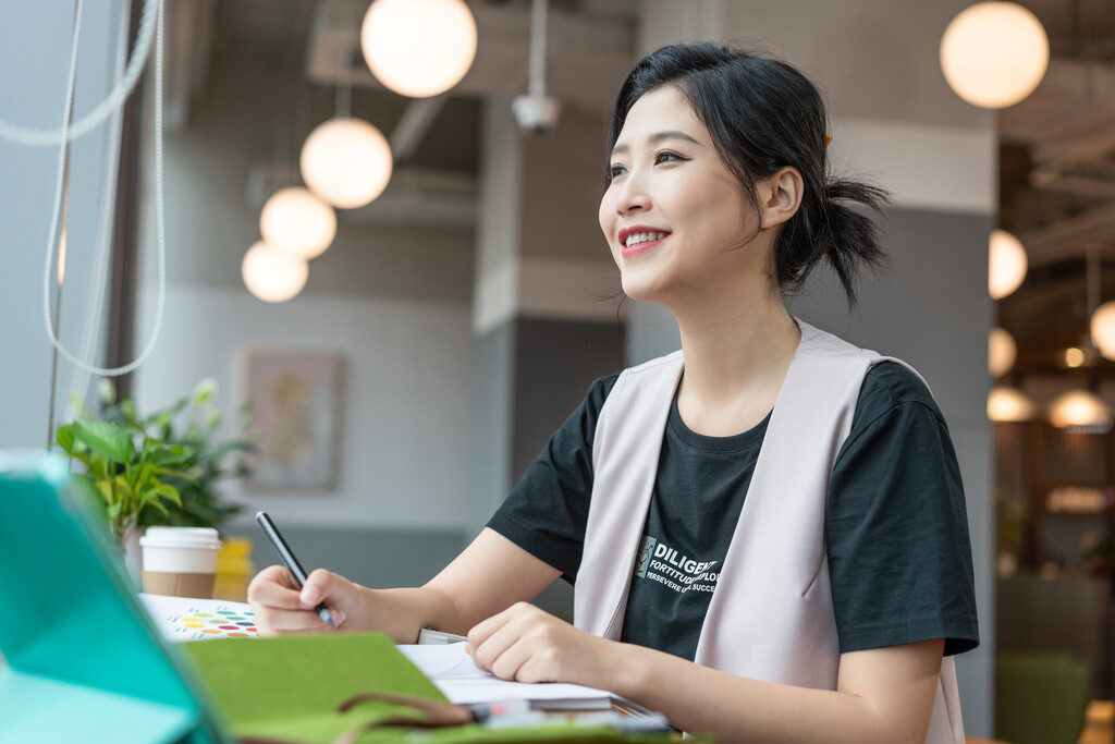 年轻女子设计线稿图片