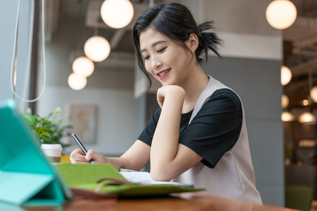 年轻女子设计线稿图片