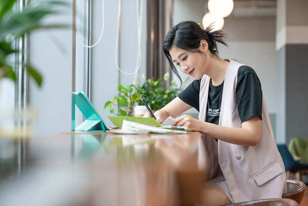 年轻女子设计线稿图片