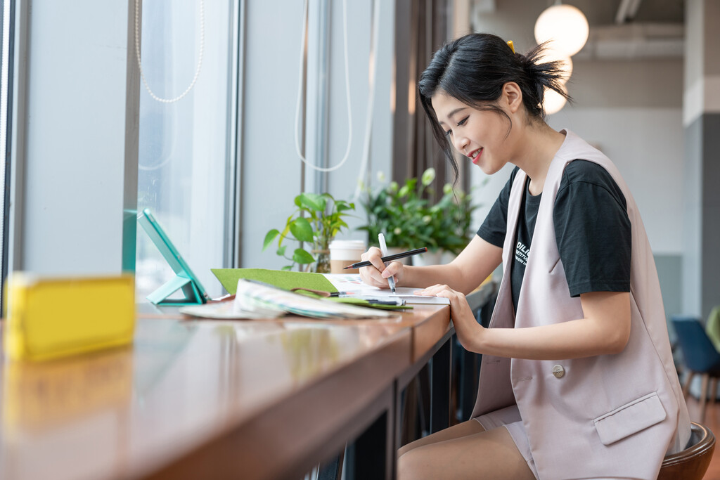 年轻女子设计线稿图片