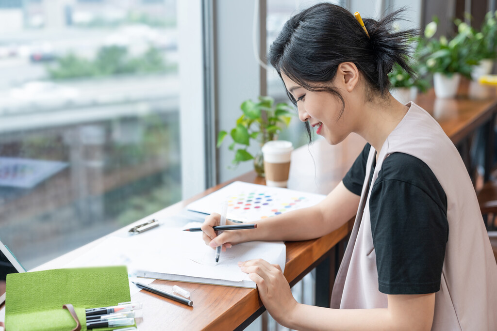 年轻女子设计线稿图片