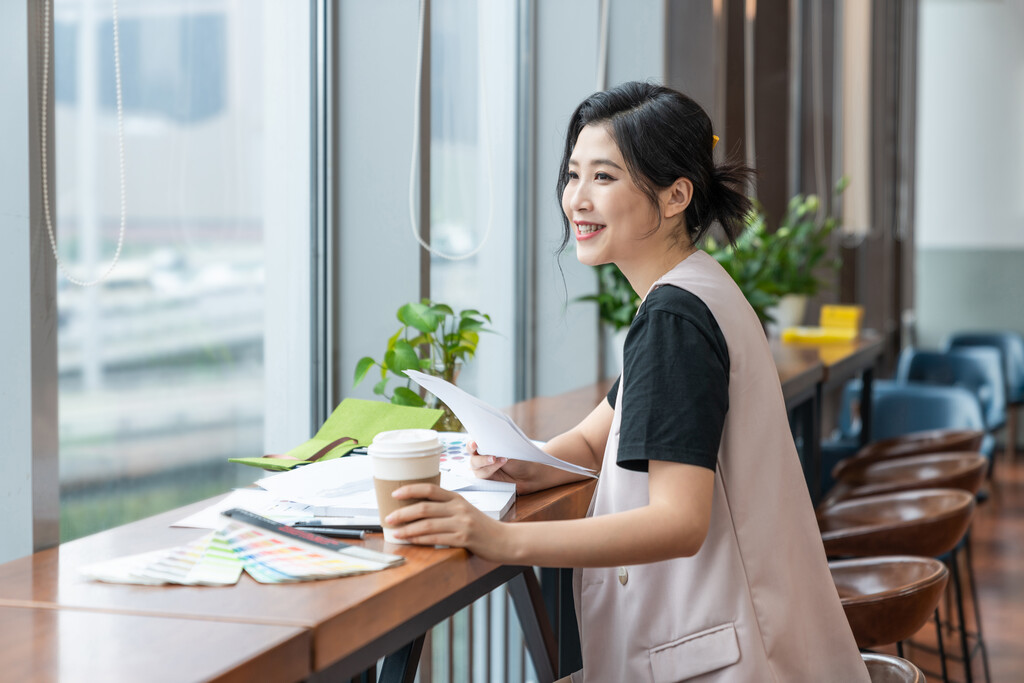 年轻女子设计线稿图片