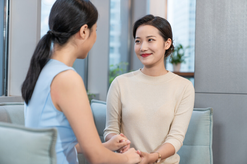 年轻女子的休闲时光图片