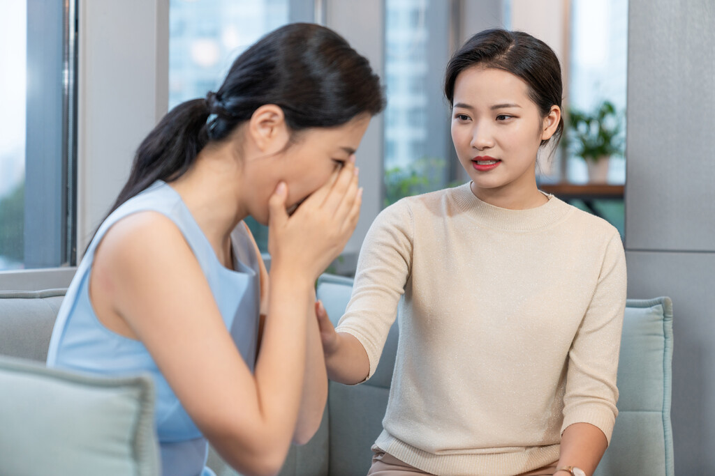 年轻女子的休闲时光图片