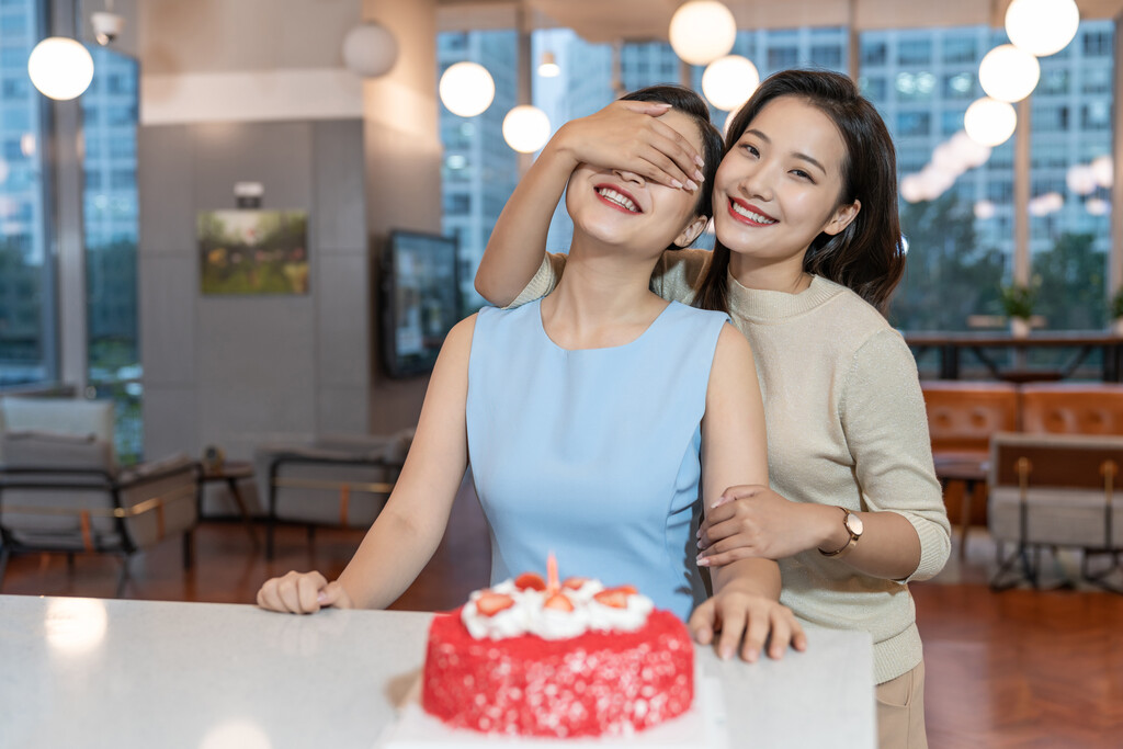 年轻女子的休闲时光图片