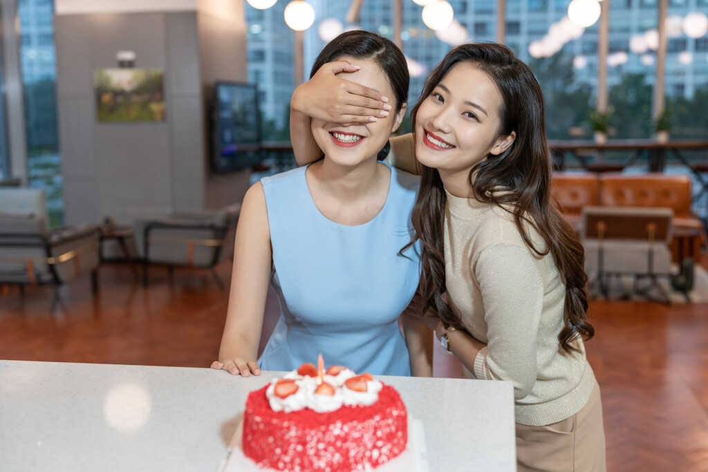 年轻女子的休闲时光图片