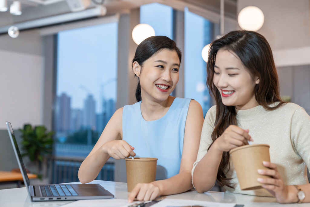 加班的商务女士图片