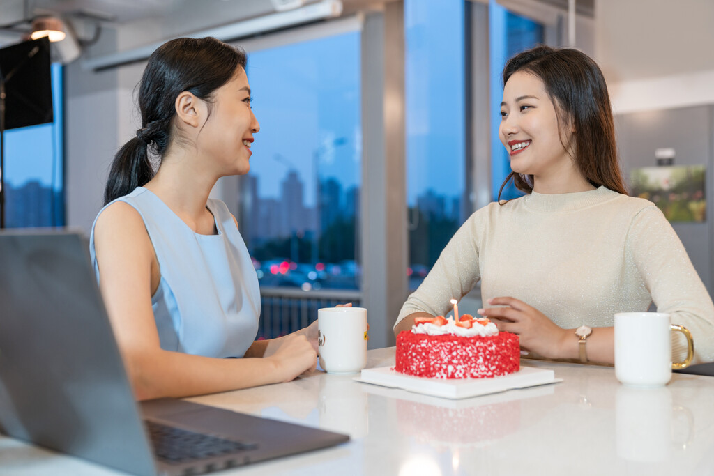 商务女子的休闲时光图片