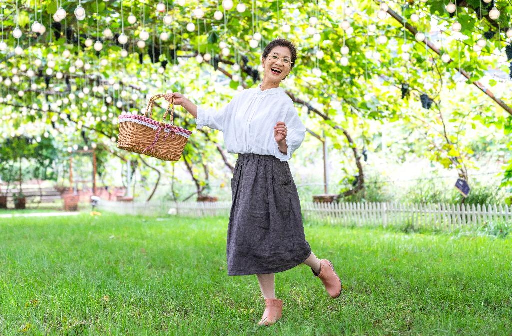 老年女人在果园采摘葡萄图片