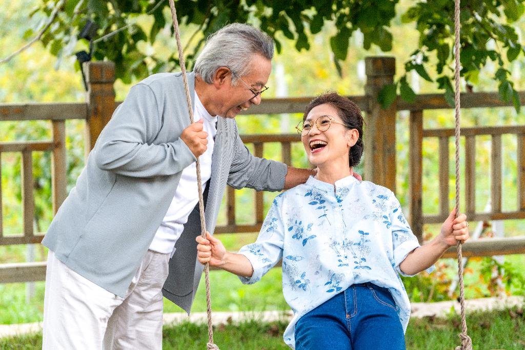 快乐的老年夫妻图片