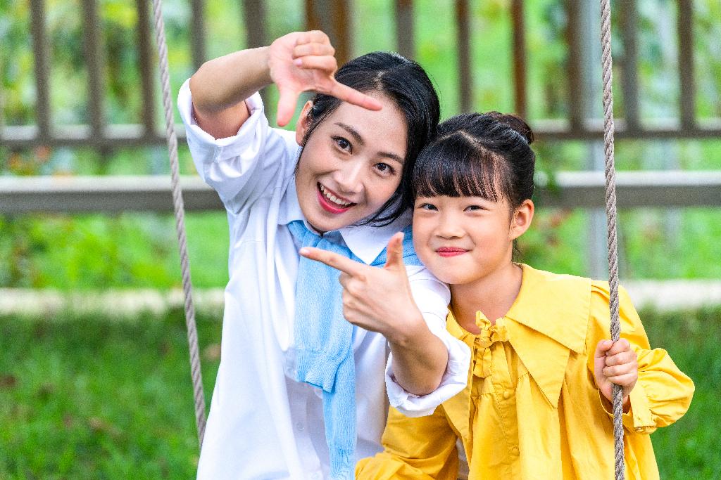 快乐的母女图片