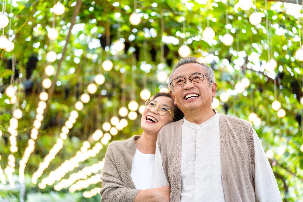 快乐的老年夫妻