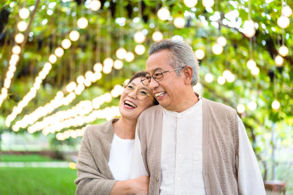 快乐的老年夫妻