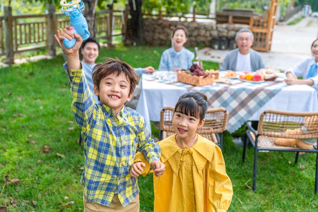 全家人在野餐图片