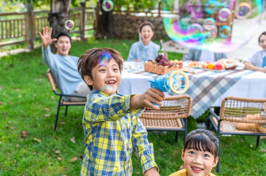 全家人在野餐图片