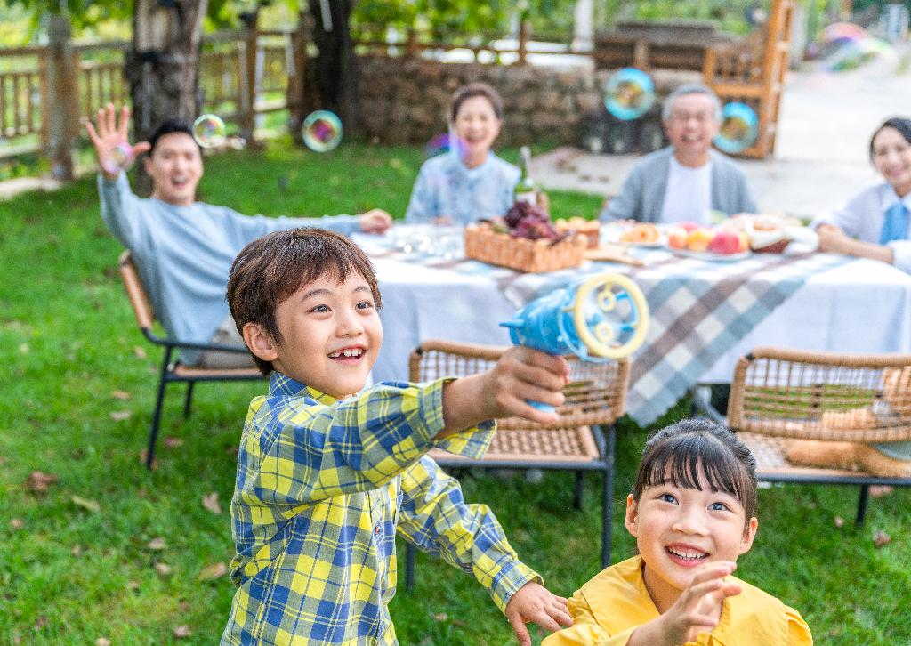 全家人在野餐图片