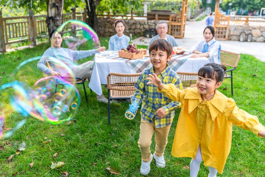 全家人在野餐图片