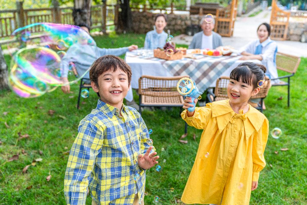 全家人在野餐图片