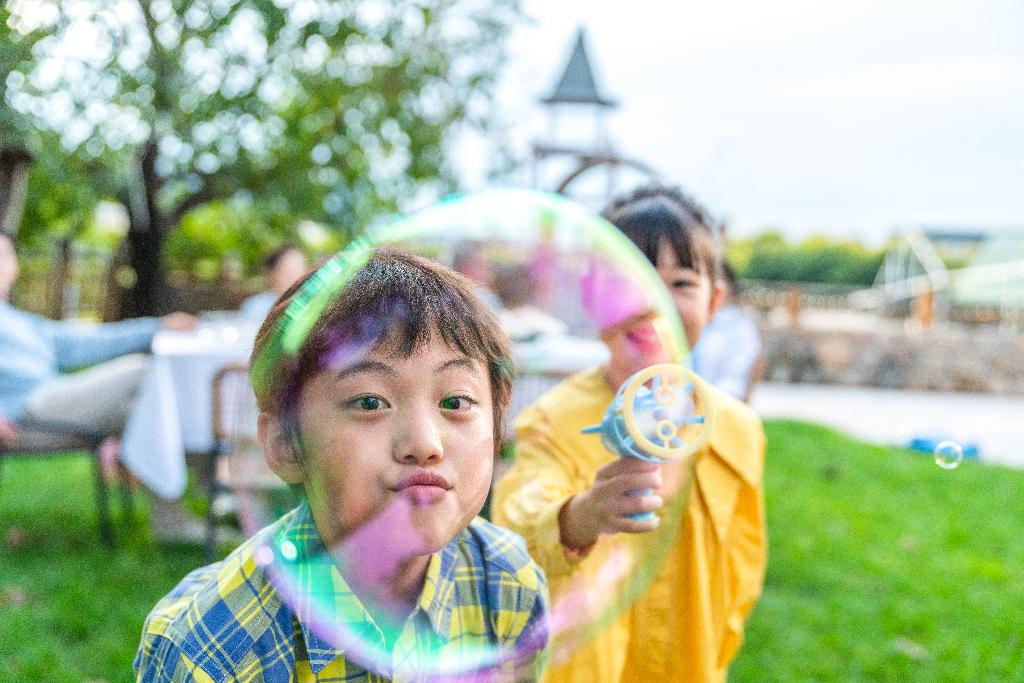 全家人在野餐图片