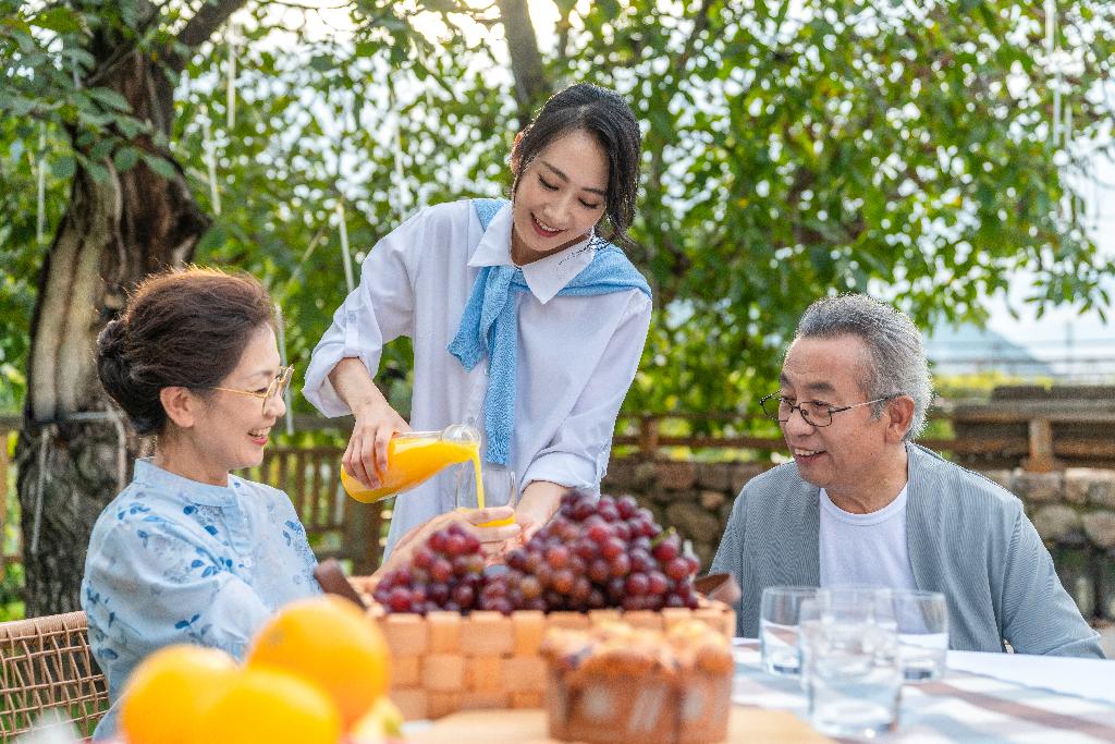 全家人在野餐图片