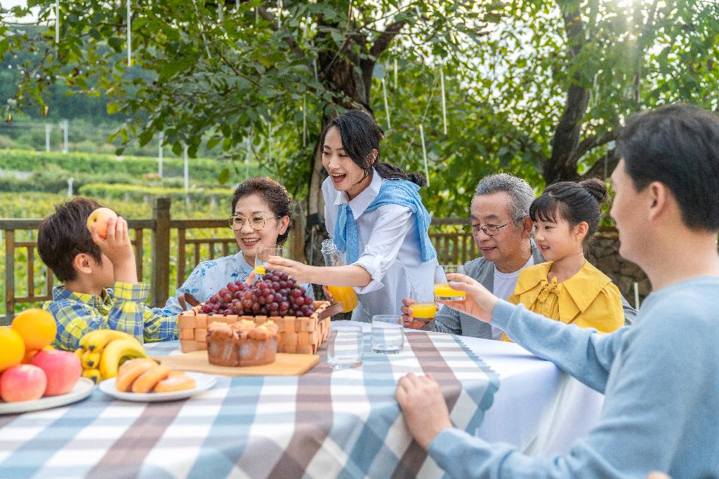 全家人在野餐