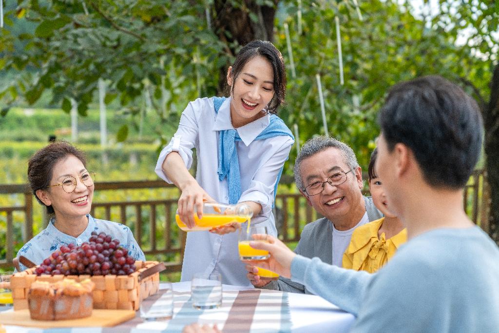 全家人在野餐图片