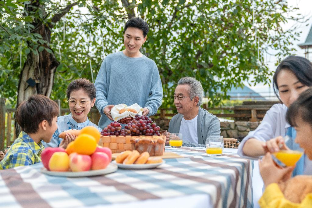 全家人在野餐图片