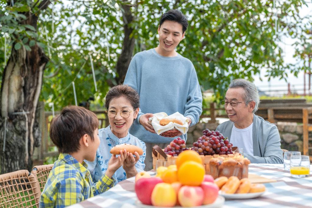 全家人在野餐图片