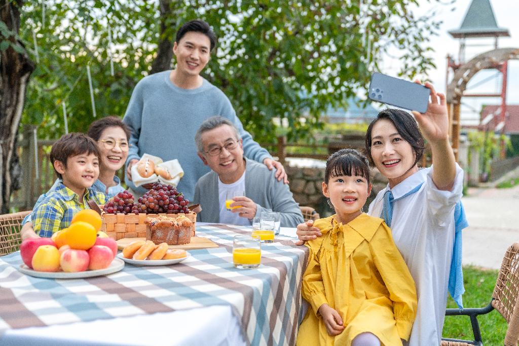 全家人在野餐图片